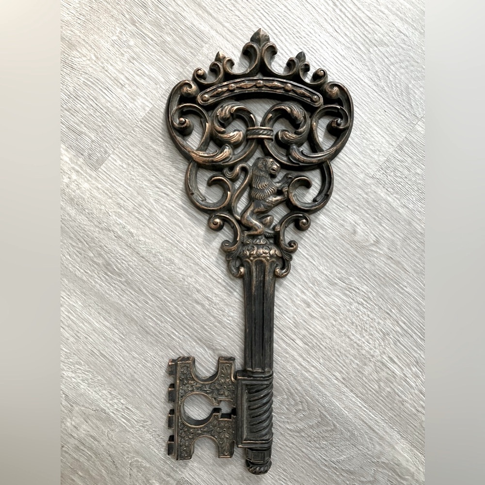 Vintage Syroco / Dart Gold Skelton Key Wall Decor Set Of 2 Lion Fleur De Lis - Picture 2 of 11